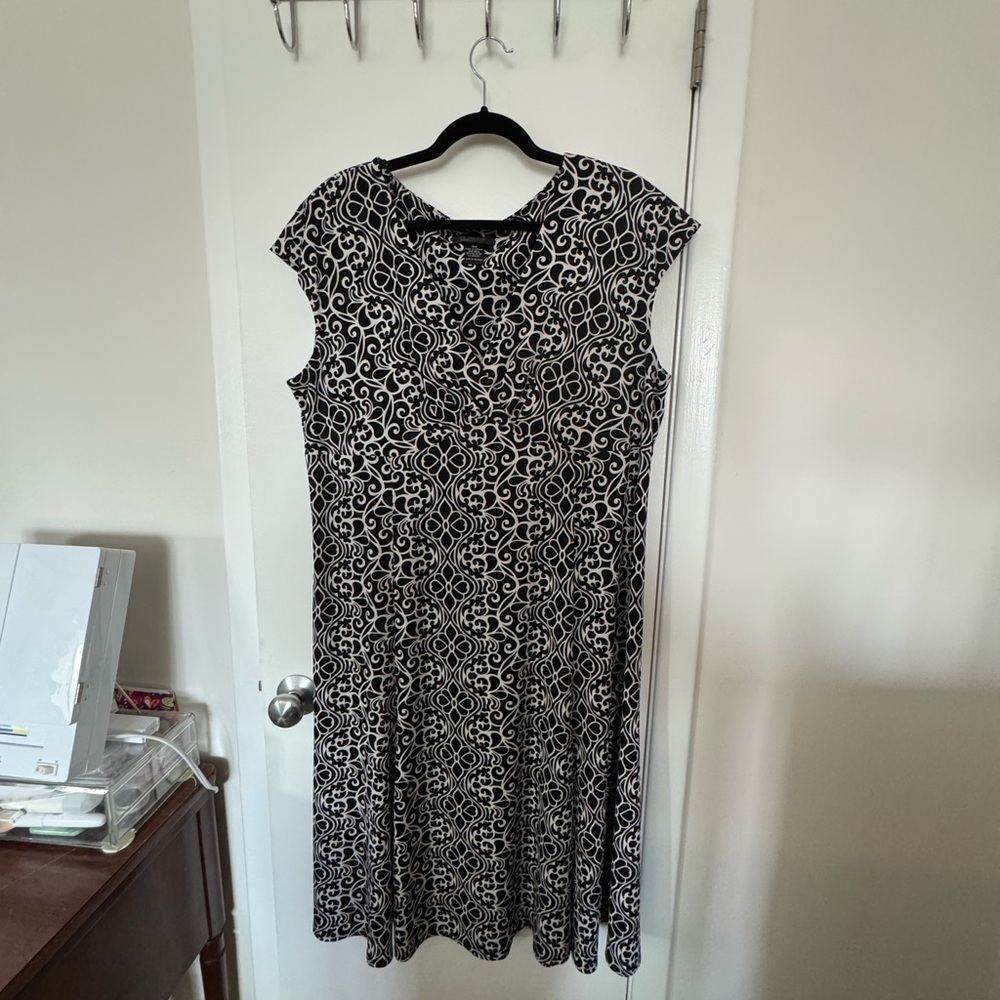 Glamour Elegant Black and White Patterned Midi Dress